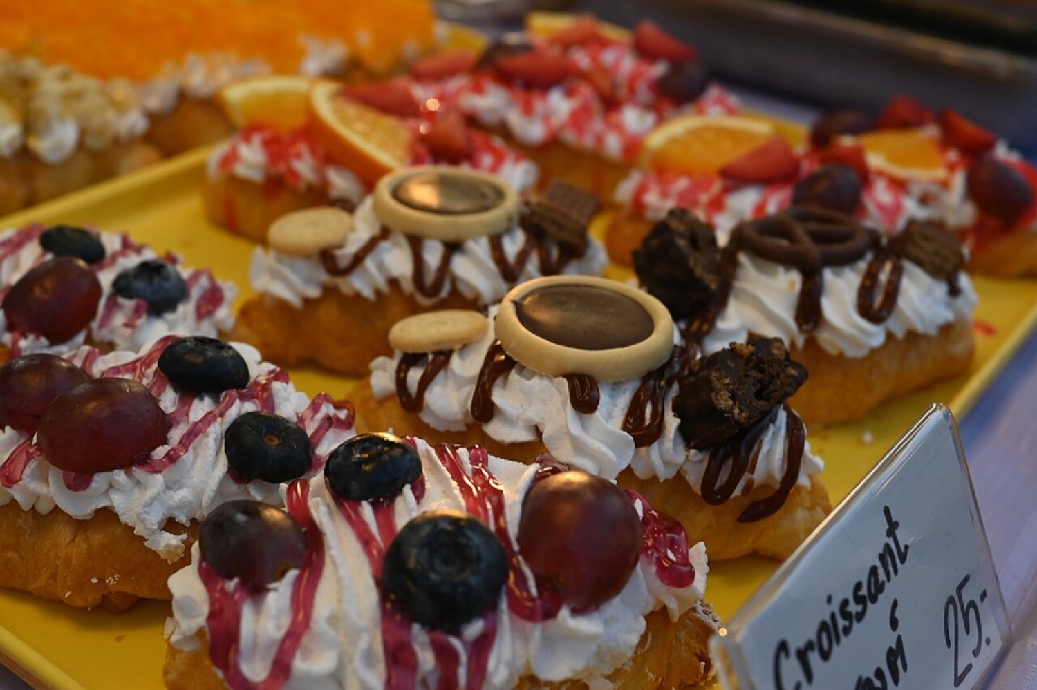 Frische Krapfen mit Puderzucker