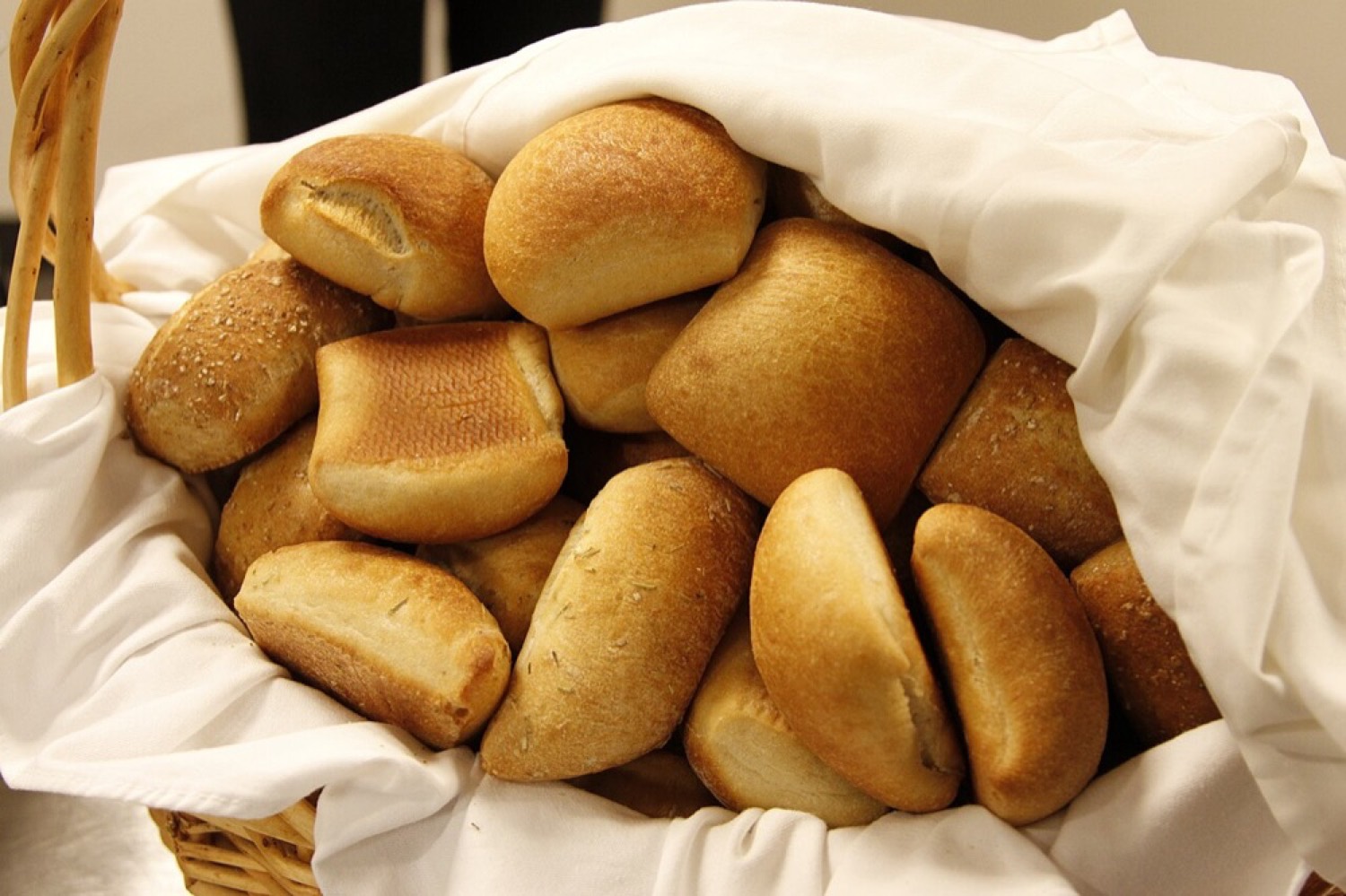 Weidenkorb voller frischer Croissants