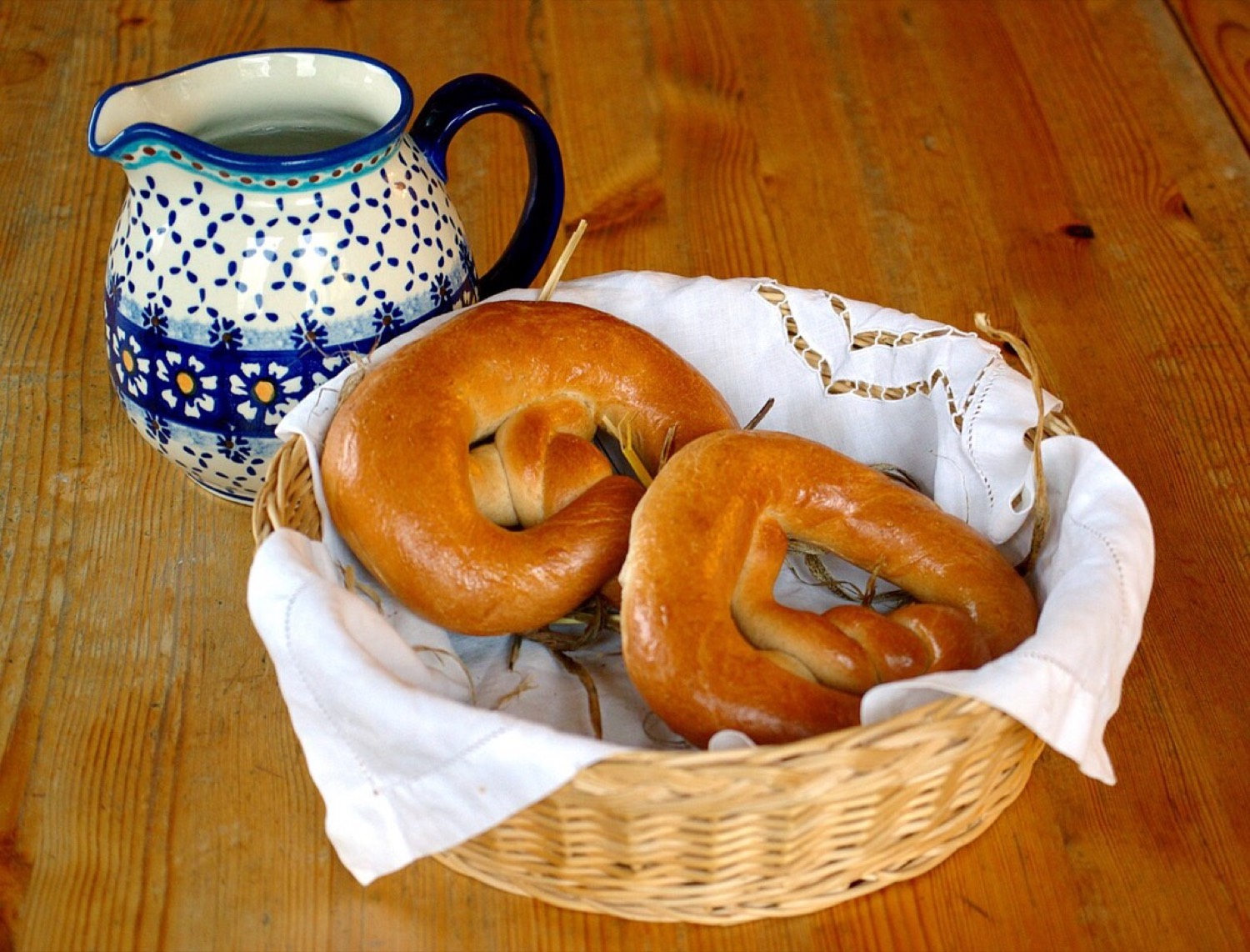 Croissant mit Puderzucker auf einem Teller